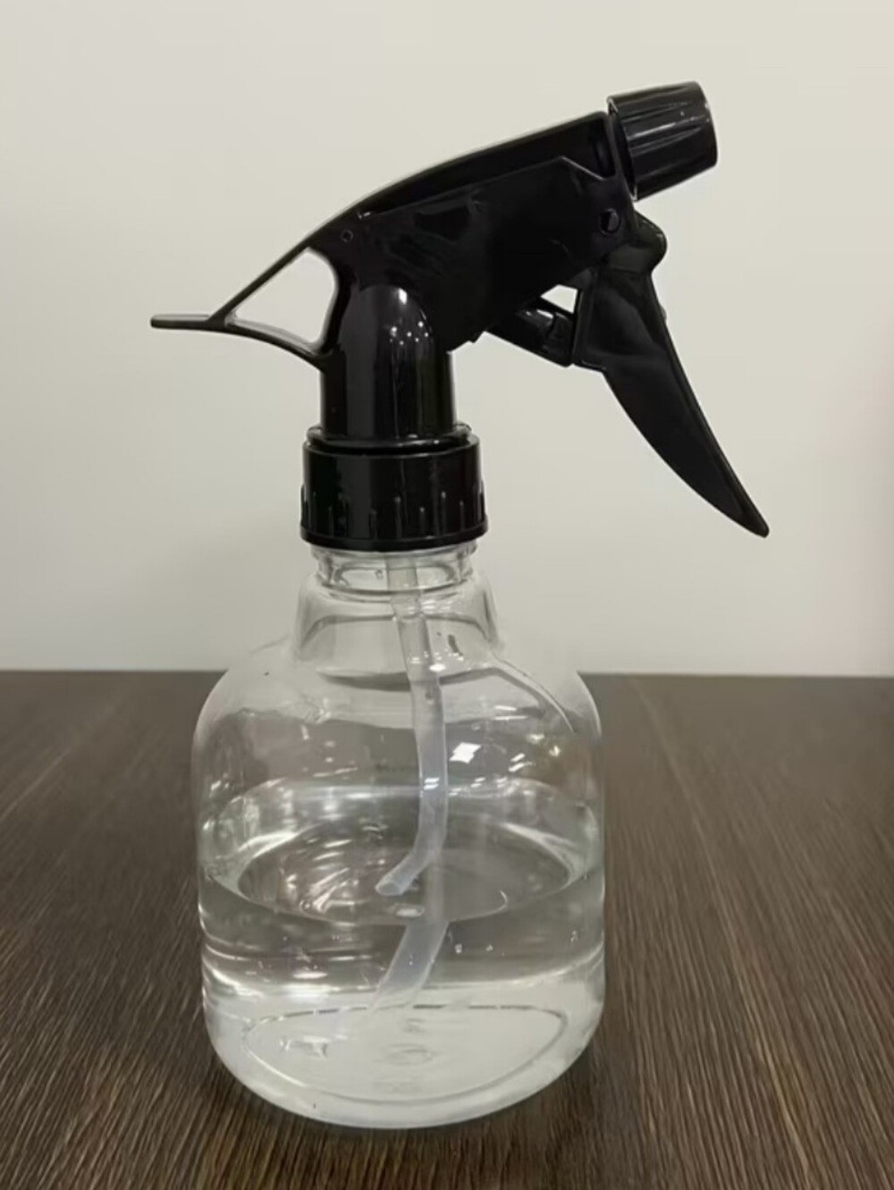 4oz of magic wax. This spray wax will have your car looking amazing